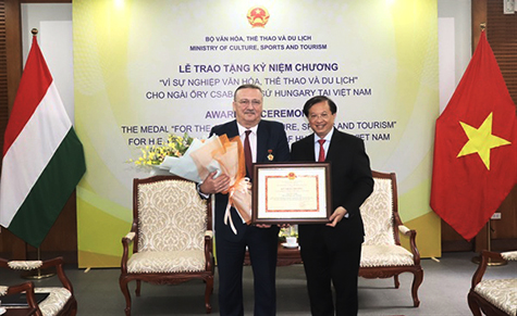 Thứ trưởng Tạ Quang Đông trao tặng Kỷ niệm chương “Vì sự nghiệp Văn hoá, Thể thao và Du lịch” cho ngài Đại sứ Hungary Őry Csaba.